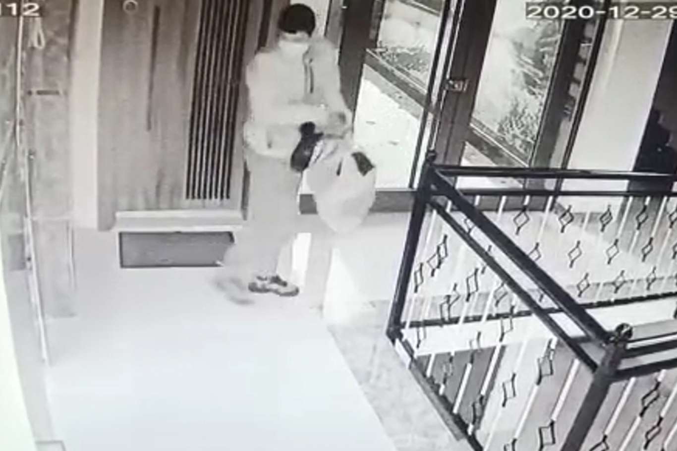 Apartmanda ayakkabı çalan hırsız kameraya yakalandı Apartmanda ayakkabı çalan hırsız kameraya yakalandı